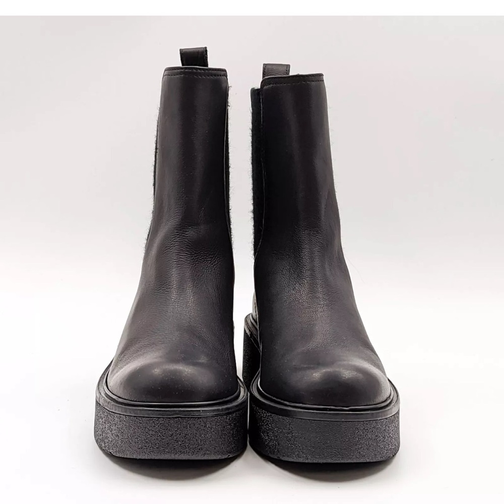 Brand New with box Vince Briton water repellent boots-size 10